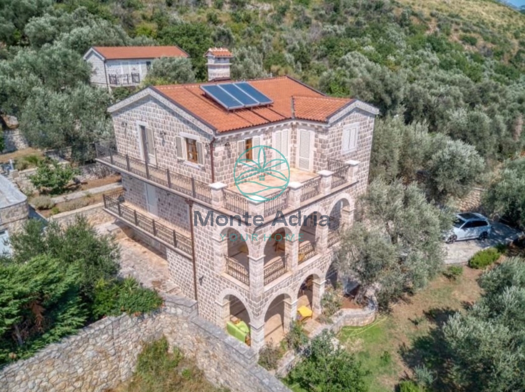  Prodaja vile od 480m2 u mjestu Rezevici, blizina Budve